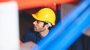 vorarbeiter oder ingenieur arbeiten an logistischen industrietransportversandbehältern foto