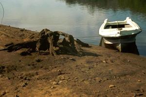 verankertes weißes Boot foto