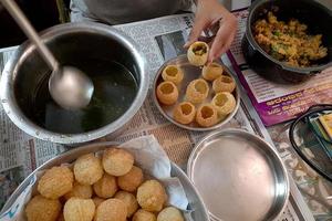 Vorbereitung des Pani-Puri-Chats foto