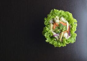 gemischtes gemüse hat ein karotten-, brokkoli-, blumenkohl-, lilakohl-, salat-clean-food-konzept foto