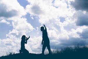 Paarsilhouette, die eine Beziehung auflöst foto