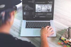 Designerhand, die an einer Videokonferenz mit Laptop-Computer am Schreibtisch im Büro teilnimmt foto