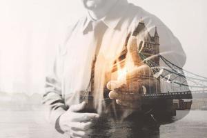 Doppelbelichtung des Erfolgs Geschäftsmann öffnet seine Hand mit London Bridge, Gebäude, Stadt, Fluss, Vorderansicht, Filtereffekt foto