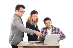 Porträt von Geschäftspartnern, die Dokumente und Ideen bei einem Treffen im Büro besprechen, isoliert auf weißem Hintergrund. foto