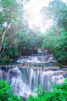 Schöner Wasserfall und grüner Waldruheplatz und Zeit zum Entspannen foto
