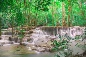 Schöner Wasserfall und grüner Waldruheplatz und Entspannungszeit foto