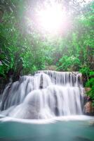 Schöner Wasserfall und grüner Waldruheplatz und Zeit zum Entspannen foto