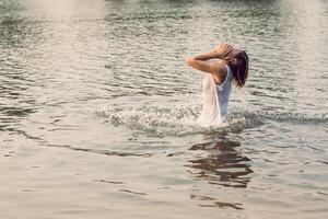 traurige Frau allein im Teich, Traurigkeit sehr enttäuscht. foto