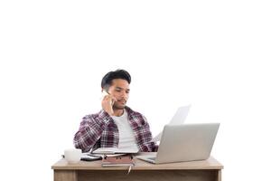 Geschäftsmann telefoniert während der Arbeit mit Laptop im Büro isoliert auf weißem Hintergrund. foto