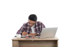 junger Geschäftsmann arbeitet mit seinem Laptop isoliert auf weißem Hintergrund. foto