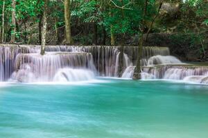 Schöner Wasserfall und grüner Waldruheplatz und Zeit zum Entspannen foto