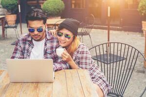 Junges Hipster-Paar trinkt, redet, hat Spaß, lacht lächelnd glücklich im Freien im europäischen Café-Stil. foto