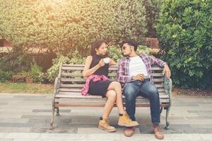 Junge Hipster-Paare verliebte Teenager in der Stadt, Sommerurlaubsvergnügen zusammen. foto