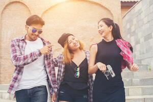 Eine Gruppe glücklicher Hipster-Teenager-Studenten, die die Treppe hinuntergehen, während sie miteinander reden. foto