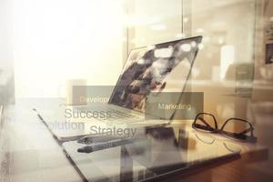 Geschäftsdokumente auf Bürotisch mit Smartphone und digitalem Tablet und Grafikgeschäftsdiagramm und Mann, die im Hintergrund arbeiten foto