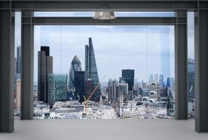 Innenraum des modernen leeren Büroinnenraums mit Londoner Stadthintergrund foto
