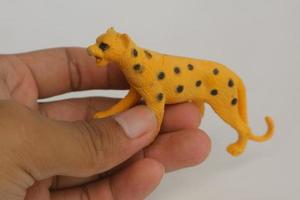 gelbes Spielzeug in Leopardenform aus Kunststoff foto