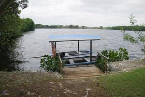 einfaches Boot am Rande des Sumpfes foto