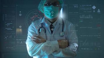 Medizintechnikkonzept, intelligente Arzthand, die mit modernem Computer im Krankenhausbüro mit virtuellem Symboldiagramm arbeitet foto