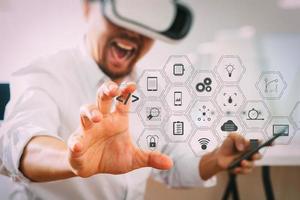 Geschäftsmann mit Virtual-Reality-Brille im modernen Büro mit Mobiltelefon mit VR-Headset foto