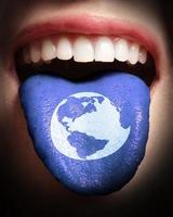 Frau mit offenem Mund, die die Zunge ausbreitet, die in der Weltikone als Konzept des sozialen Netzwerks gefärbt ist
