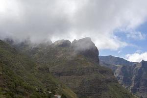 Wolken über den Bergen auf der Insel Teneriffa. foto