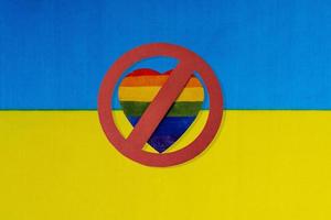 die ukrainische Flagge und das Verbot von LGBT-Personen. foto