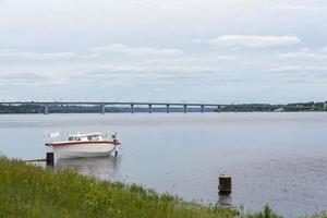 Kostroma-Brücke über den Fluss Volka im Sommer. foto