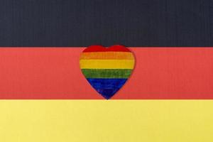 die deutsche flagge und das herz in form einer lgbt-flagge. foto