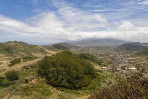 blick auf die berge und die stadt auf der insel teneriffa. foto