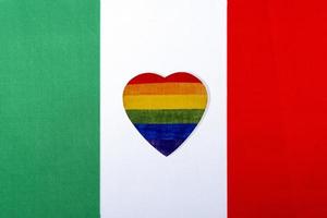 die flagge von italien und das herz in form der lgbt-flagge. foto