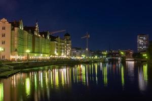 russland, kaliningrad 05. juni 2021 nachtfotografie. der Mond scheint. der zentrale teil der stadt kaliningrad. foto