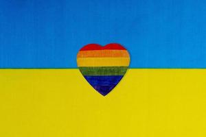 die flagge der ukraine und das herz in form der lgbt-flagge. foto