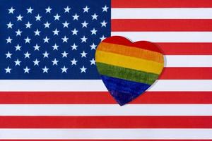 die flagge von amerika und das herz in form der lgbt-flagge. foto