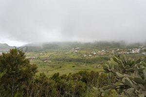 Dorf unter den Wolken, Draufsicht vom Berg foto