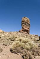 berge in der nähe des vulkans teide, kanarische inseln an einem sommertag. foto