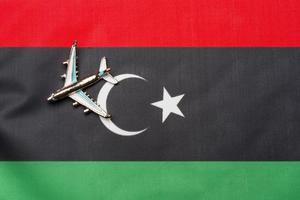 flugzeug über der flagge der libyschen insel reise- und tourismuskonzept. foto