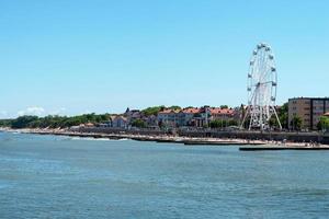 zelenogradsk, gebiet kaliningrad, russland, juni 2021. die küstenlinie der stadt. ein neues Riesenrad. foto