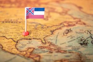 die Flagge von Mississippi auf der alten Weltkarte. foto