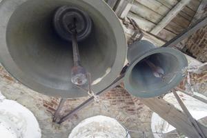 hängende Glocken am Glockenturm in der Kirche. foto