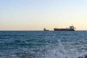 Schiff im Mittelmeer vor der Küste von Zypern. foto