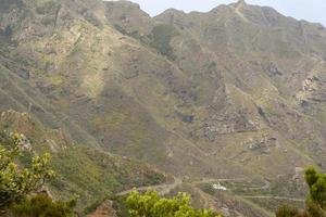 Berge und Straßen auf der Insel Teneriffa. foto