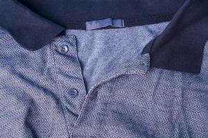 ein dunkelgraues Poloshirt mit Baumwollkragen und grauen Knöpfen. foto