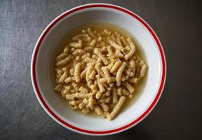 hausgemachte italienische Passatelli. traditionelle italienische Pasta in Brühe gekocht. Sicht von oben. Bologna, Italien. foto