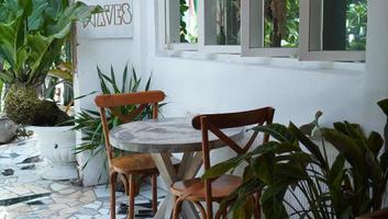 Klassische Holzstühle und Tische für ein Vintage-Interieur eines Cafés. foto