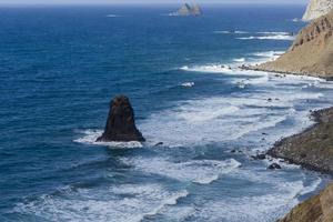 Berge und Meer auf der Insel Teneriffa. foto