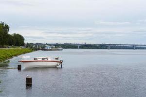 Kostroma-Brücke über den Fluss Volka im Sommer. foto