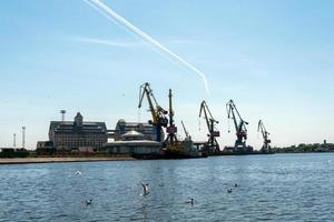 viele große Frachtkräne stehen an den Ufern der Venta. Ventspils, Lettland, Ostsee. foto
