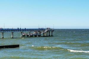 hoher Pier über der Ostsee in der Stadt Selenogradsk. foto