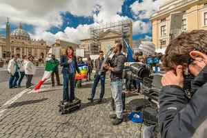 rom, italien - 19. märz 2013. tropue von journalisten aus verschiedenen internationalen publikationen vor st. petersplatz nach der ersten messe von papst francesco, foto